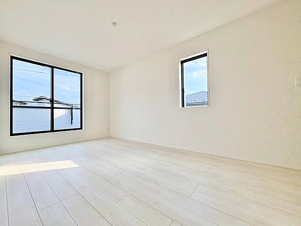 お部屋の窓を開ければ、開放感のある立地ならではの青空が。