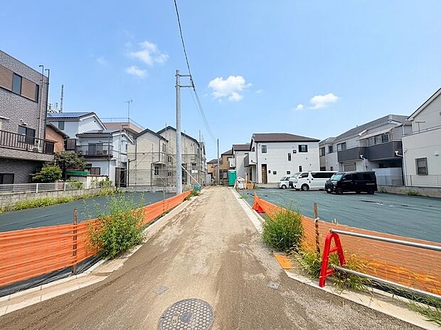 新設道路を設けた分譲地。居住者以外の侵入も少ない安心な立地です。(令和8年8月 撮影)