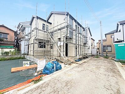 外観:手前が当物件。SICやファミリークロークなど大型の収納スペースを備えた間取り。(令和8年8月撮影) 外観:手前が当物件。SICやファミリークロークなど大型の収納スペースを備えた間取り。(令和8年8月撮影)