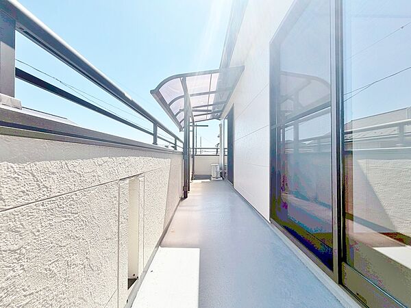 2部屋に面したバルコニーは洗濯物や布団干しにも便利です。