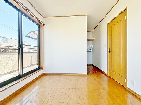 いつまでも輝き続けながらいつしか街の風景に溶け込んでいきます。