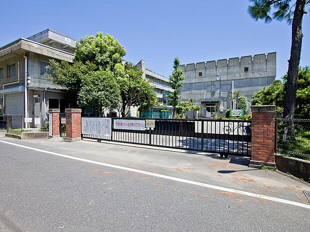 鈴谷小学校まで約790m