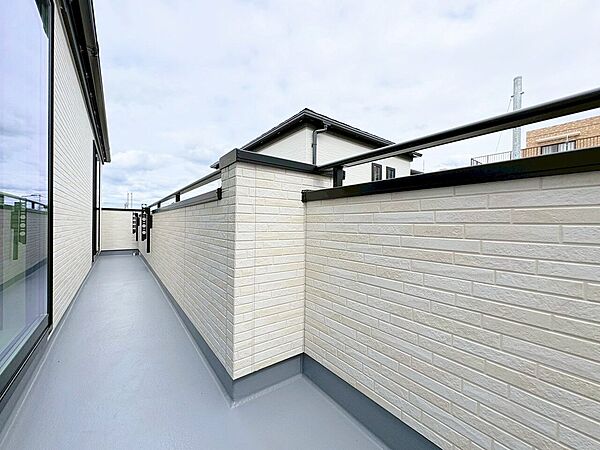 日差しを遮るもののないバルコニー。