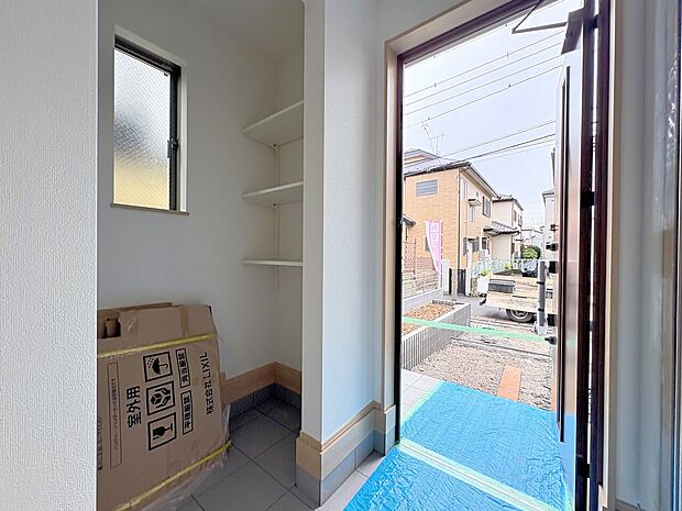毎日利用する玄関は明るく快適にそして豪華でありたい。