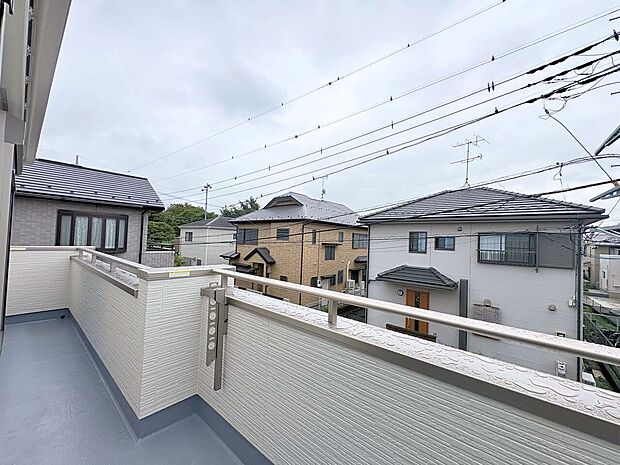 バルコニーからの明るい陽光がお部屋に差し込みます。