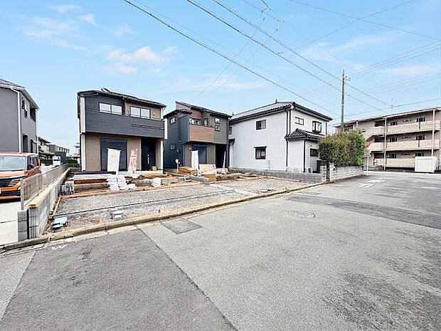 洗練されたデザインの外観が街並みに彩りを演出します。(令和8年9月撮影)