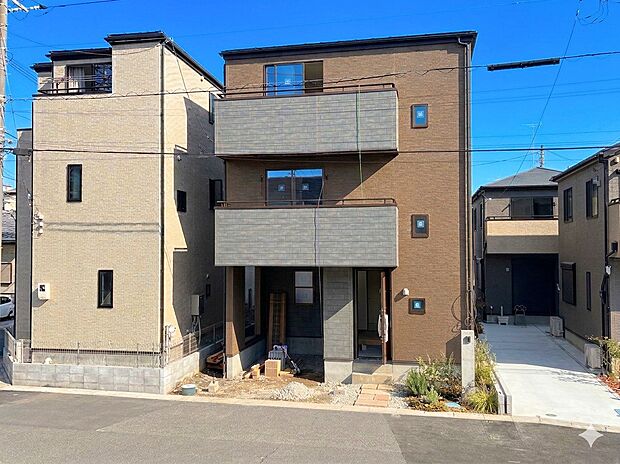 朝日が差し込む東道路に面しています。小・中学校近くの3階建て4LDKのお住まい。(令和8年6月撮影）