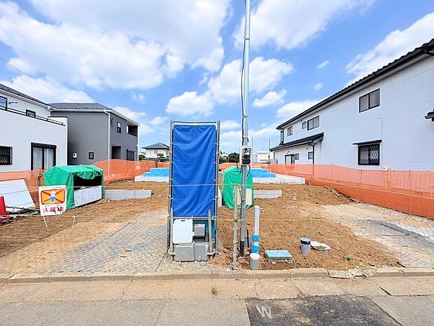 自然と家族のコミュニケーションが生まれるリビングスルー階段を採用。(令和8年7月撮影)