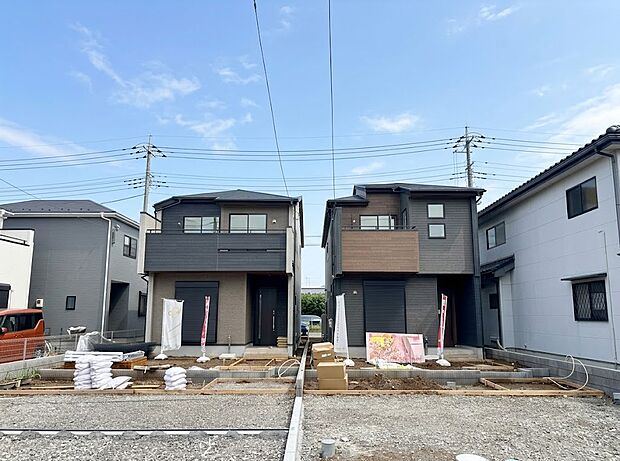 右側が当物件。ゆとりの敷地44坪のフレキシブルな間取りの邸宅。(令和8年9月撮影)