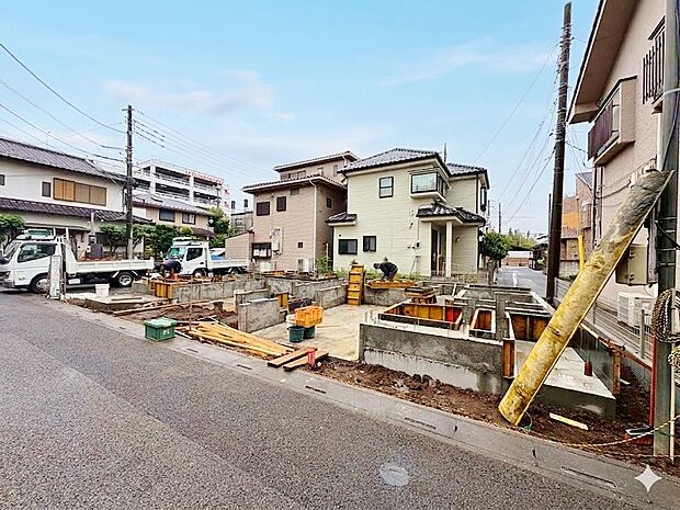 右端が当物件。2階に18帖のLDKを配置、リビングイン階段を採用しています。(令和8年6月 撮影)