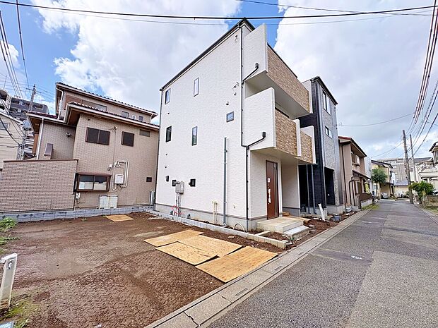 陽光あふれる角地に佇みます。(令和8年8月撮影)