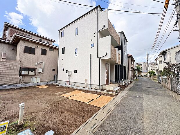 2階と3階にバルコニーを設けました。(令和8年8月撮影)