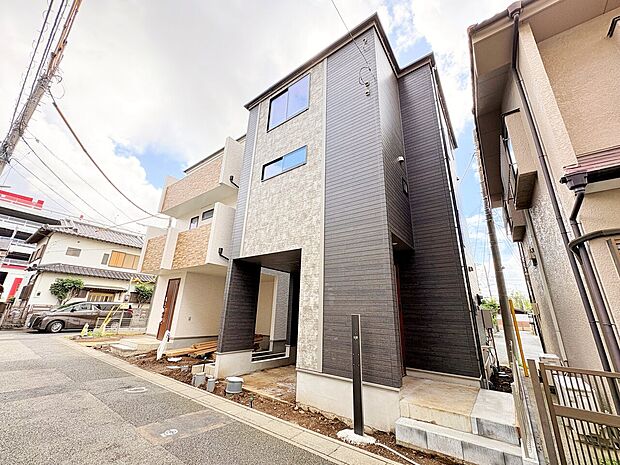 左が当物件。雨風から守るだけでなく、防犯面でも安心のビルトインガレージ。(令和8年8月撮影)