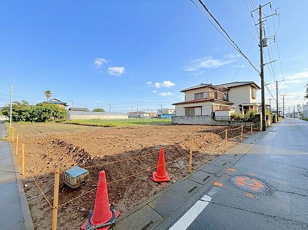 南西8.7ｍ×北西4ｍ公道に面した南西角地。陽光あふれる優雅な邸宅。(令和8年6月 撮影)