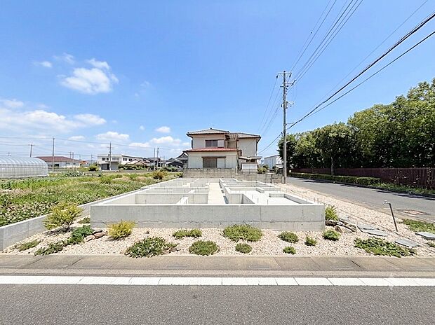 南西8.7m×北西4m公道に面した南西角地。陽光あふれる優雅な邸宅。(令和8年8月撮影)