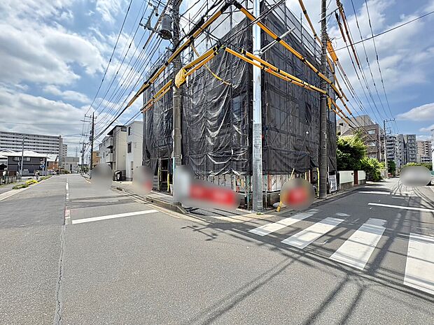 スーパーまで徒歩8分、コンビニまで徒歩3分、生活施設が徒歩圏内にございます。(令和8年6月 撮影)