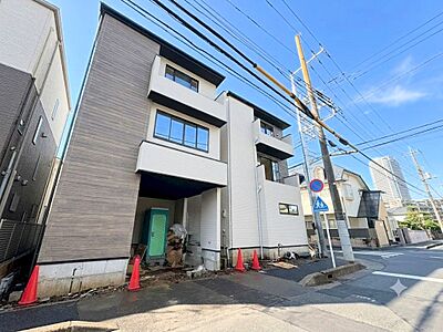 外観:【2号棟】左が当物件です。武蔵浦和駅まで徒歩9分、二路線利用可能な立地です。(令和8年6月 撮影) 外観:【2号棟】左が当物件です。武蔵浦和駅まで徒歩9分、二路線利用可能な立地です。(令和8年6月 撮影)