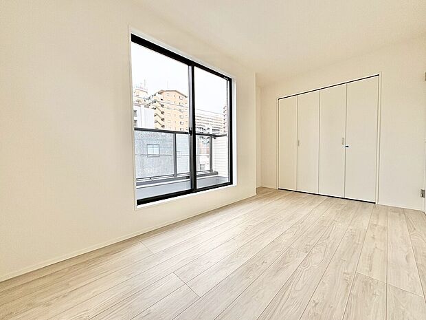 日照に恵まれたお部屋。豊かな陽光がこの場所を照らしだします。