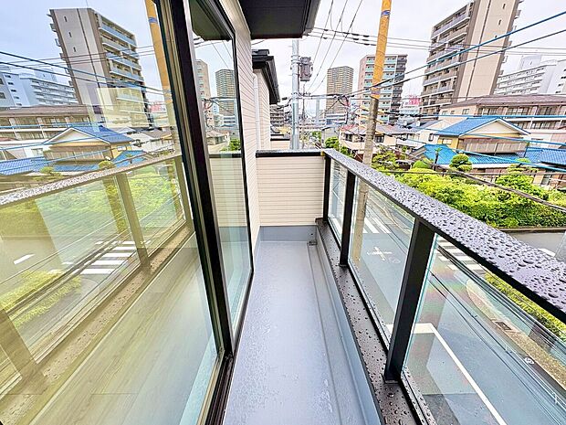 バルコニーからの明るい陽光がお部屋に差し込みます。