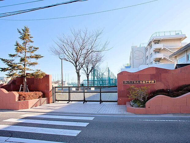 内谷中学校まで約1200m