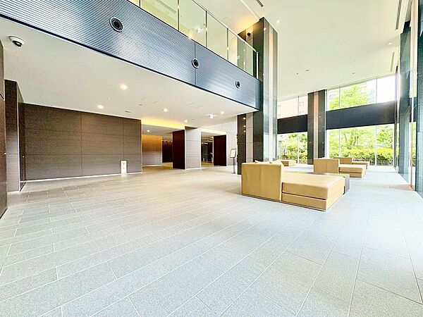 マンションの顔とも言えるこだわりのロビーです。