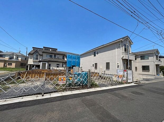 左が当物件。19帖のLDKにはスタディカウンターを配置しました。(令和8年9月撮影)