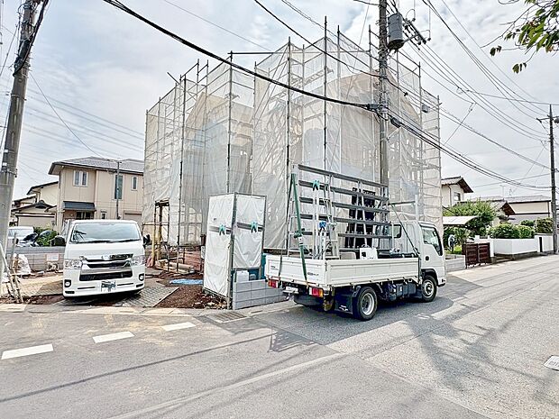 陽光あふれる角地に佇みます。(令和8年6月 撮影)