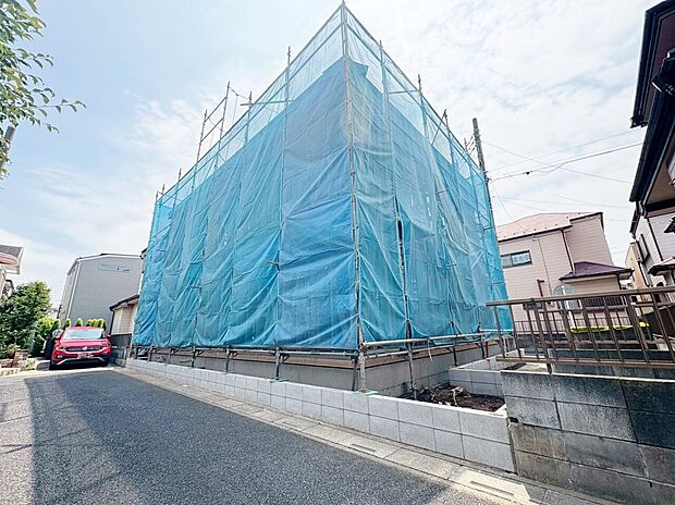 リビングのアクセントにもなる折上天井は洗練された空間を演出。(令和8年6月 撮影)