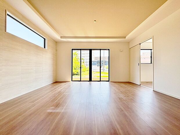 室内には豊かな陽光が注ぎ込み、爽やかな住空間を演出。