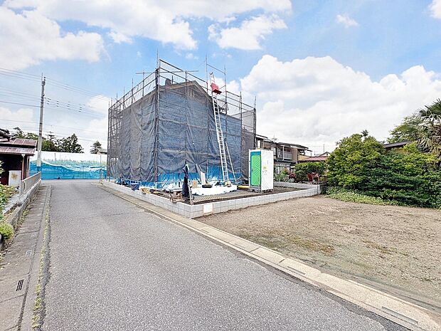 コンビニやドラッグストアなど、買い物施設充実の住環境。(令和8年6月 撮影)