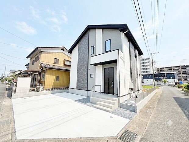 白岡駅徒歩4分の便利な立地。開放感のある角地に面した邸宅です。