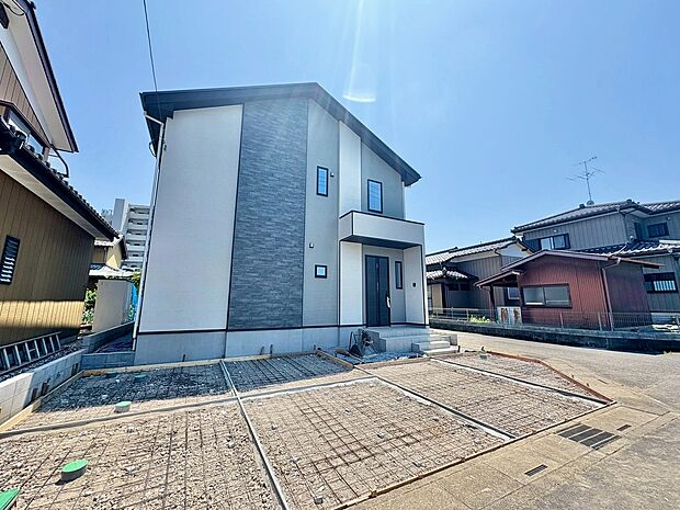 白岡駅徒歩4分の便利な立地。開放感のある角地に面した邸宅です。(令和8年7月撮影)