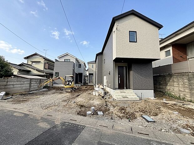右が当物件。敷地面積は38坪、3LDK+カースペース2台分のお住まい。（車種による）(令和8年6月 撮影)