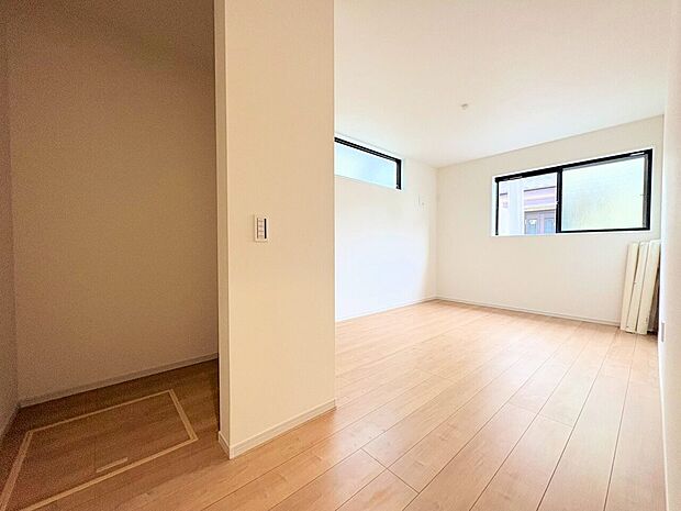 お部屋の窓を開ければ、開放感のある立地ならではの青空が。