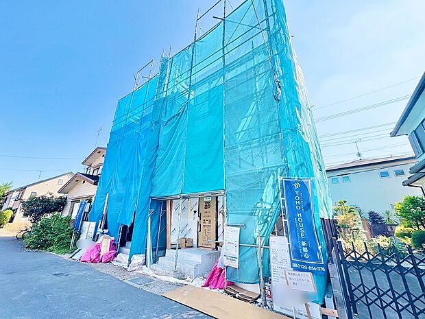 前面道路幅員6.3mでの出入りやすれ違いにも十分です。(令和8年7月撮影)