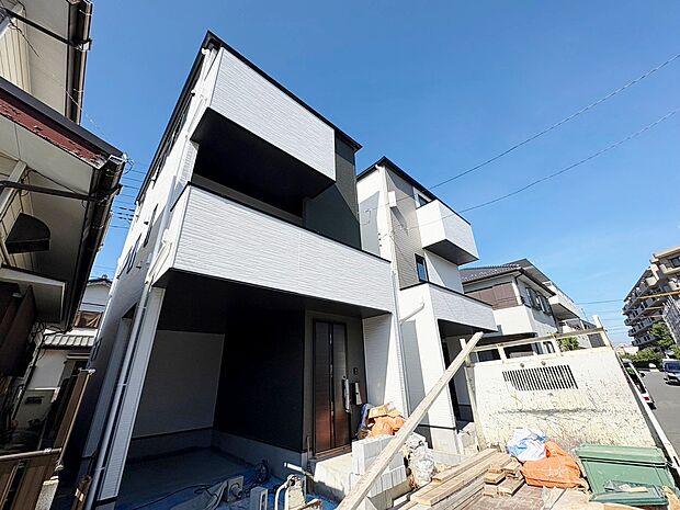 開放感のある二方に面した邸宅。陽当り良好なお住まい。(令和8年9月撮影)