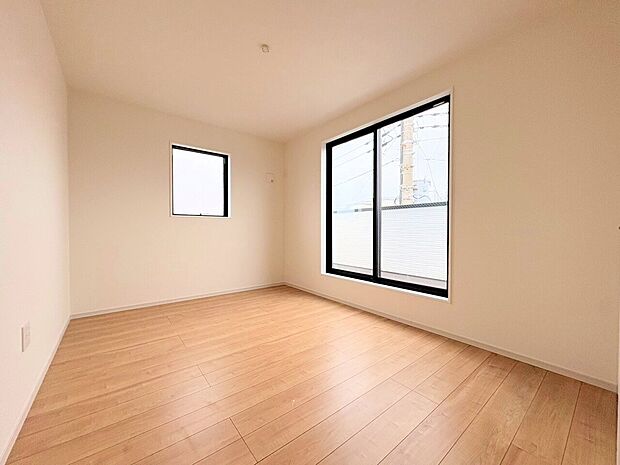 バルコニーからの明るい陽光がお部屋に差し込みます。