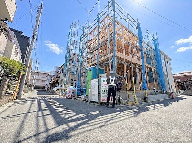 左側が当物件。全居室6帖以上の3LDK。(令和8年8月撮影)