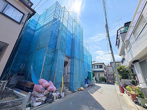 左側が当物件。全居室6帖以上の3LDK。(令和8年8月撮影)
