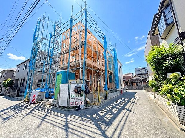 小学校まで徒歩10分でお子様の通学も安心です。(令和8年8月撮影)