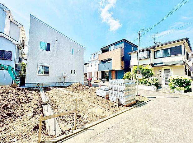 キッチンからリビング全体を見渡せる設計。(令和8年6月 撮影)