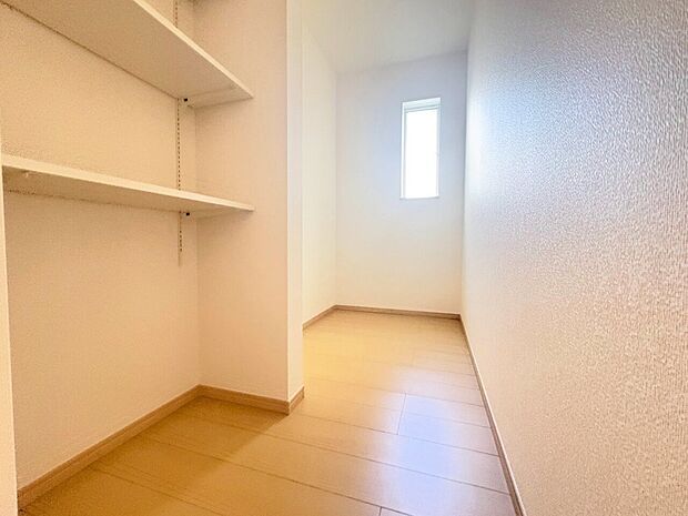 可動棚付きパントリーやホール収納など備えています。