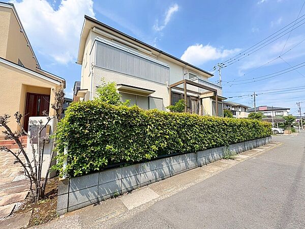 敷地面積は広々48坪、南東角地なので陽当り良好です。