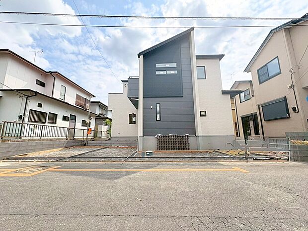 勾配ある屋根が印象的な外観です。(令和8年6月 撮影)