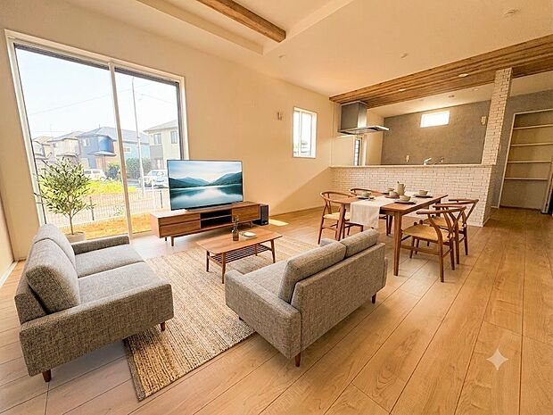 17帖のLDK横には4.5帖の続き間洋風和室を備えています。※現況物件写真にCG画像処理済み