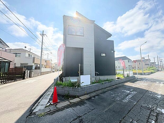 リビングのアクセントにもなる折上天井は洗練された空間を演出。(令和8年6月 撮影)