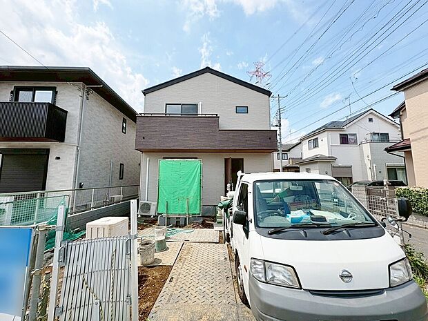 太陽光パネル付きのオール電化住宅。居住性を一段と心地よいものにしています。(令和8年6月 撮影)