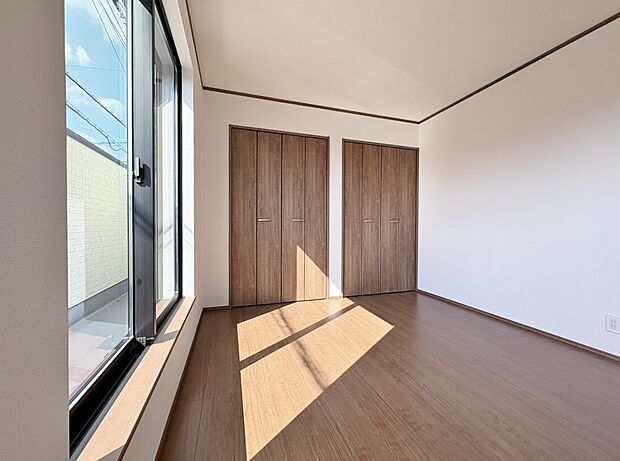バルコニーからの明るい陽光がお部屋に差し込みます。