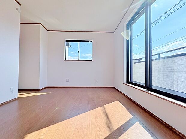 日照に恵まれたお部屋。豊かな陽光がこの場所を照らしだします。