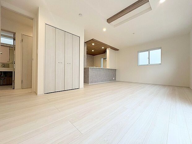 明るい日差しが注ぎ、心地よいリラックスタイムが過ごせそうです。